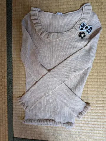 투 비 시크 프릴 브로치 포함 베이지 긴팔 니트