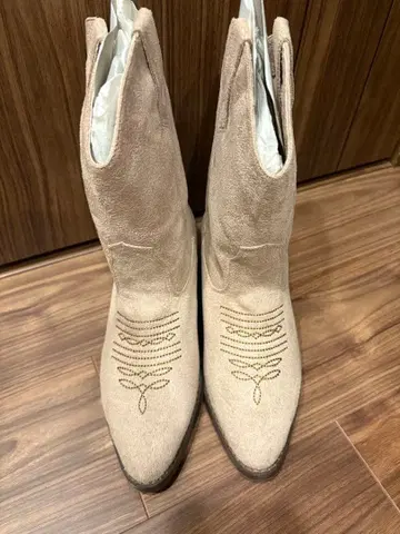 HIAND 베이지 스웨이드 자수 부츠 L