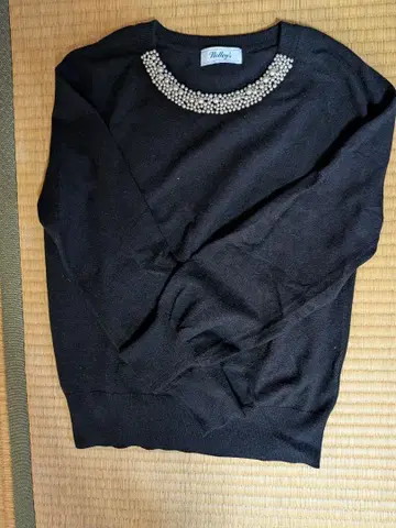 노리즈 펄 장식 블랙 니트 스웨터 긴팔