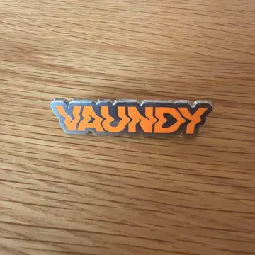 Vaundy 핀 배지 로고