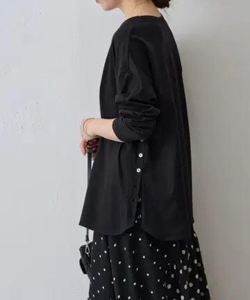 BEARDSLEY 사이드 버튼 티셔츠 미사용