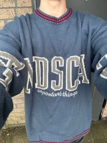 네이비 로고 캐주얼 스웨터