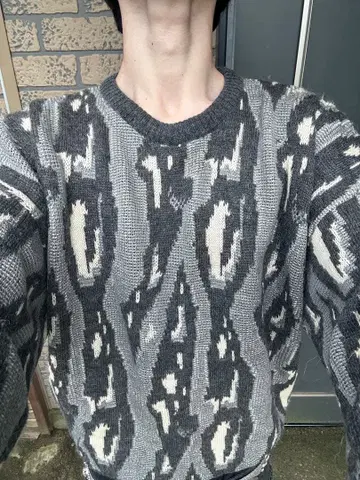 그레이 화이트 추상 무늬 니트 스웨터