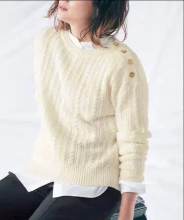 [미사용 새상품] 23구 케이블 무늬 골드 어깨 버튼 니트 울 100%