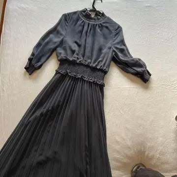 다크 그레이 플리츠 드레스