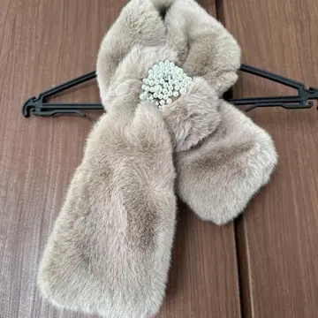 베이지 퍼 비즈 장식 머플러