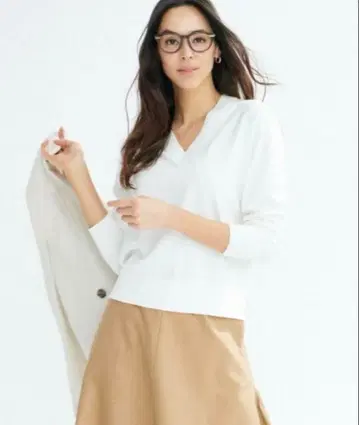 [새상품급] 23구 V넥 니트 화이트 백