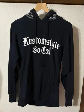 KUSTOMSTYLE의 BLACK 후드티
