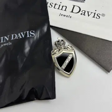 저스틴 데이비스 크라운 쉴드 펜던트 미사용 새상품