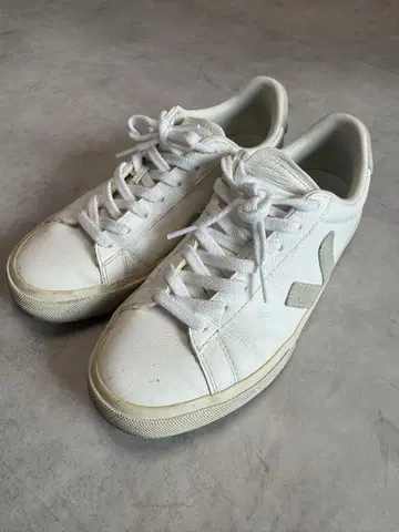 VEJA 화이트 스니커즈