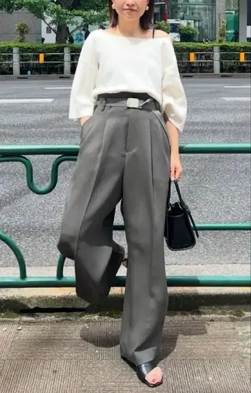 ETRE TOKYO 하이웨스트 벨티드 세미 와이드 팬츠 그레이