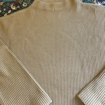 베이지 리브 하이넥 스웨터