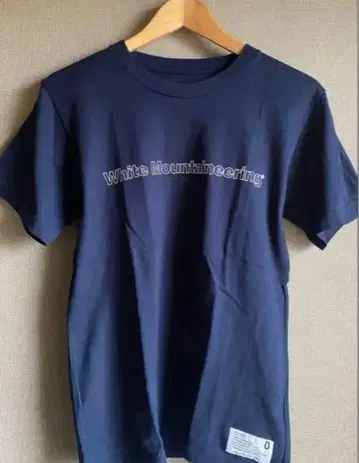 White Mountaineering 네이비 로고 T셔츠