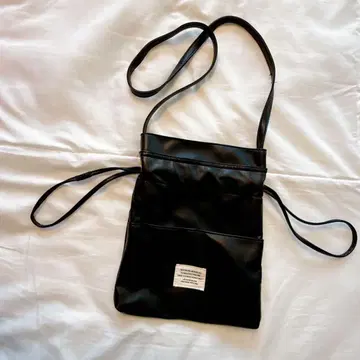 블랙 합성 피혁 숄더백