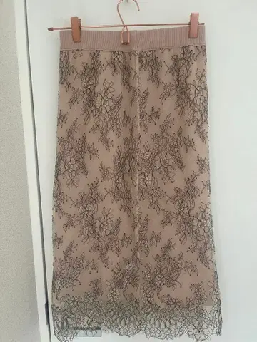 레이스 꽃무늬 베이지 타이트 스커트