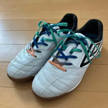 엄브로 풋살화 22.5cm