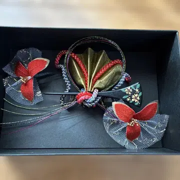 빨간색과 금색 꽃 모티브 헤어콤 세트