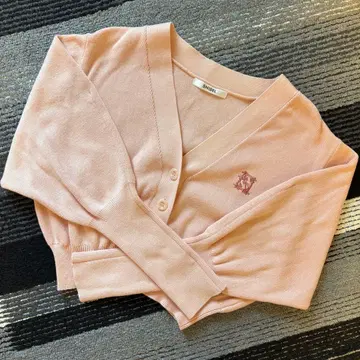 [새상품급] 로고 자수 크롭 가디건 핑크