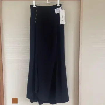 미사용 LILY BROWN 버튼 달린 롱 스커트 블랙