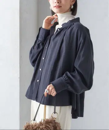 [ 새상품급 ] 쉽스 프릴 넥 프론트 개더 블라우스 네이비