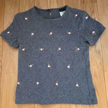 그레이 반팔 니트 꽃무늬 자수