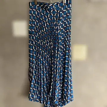 기하학 패턴의 플리츠 롱 스커트