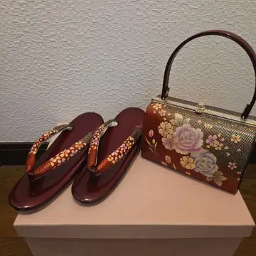 빨간색 일본 의류 신발과 꽃무늬 백 세트