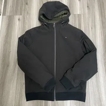새상품급 TOMMY HILFIGER 남성용 아우터 블랙 M 사이즈