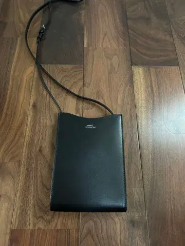 A.P.C. 블랙 가죽 넥 파우치 수납 가방 포함