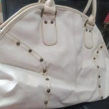 화이트 스터드 핸드백