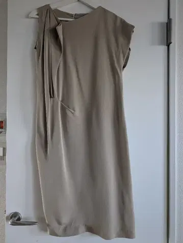 슬리브리스 무릎 기장 원피스 베이지