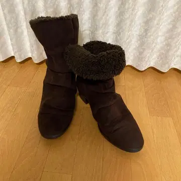 다크 브라운 스웨이드 퍼 부츠