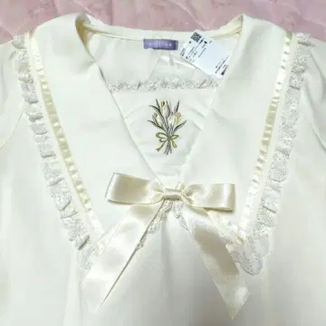 axes femme 리본 포함 튤립 자수 블라우스 아이보리 kawaii