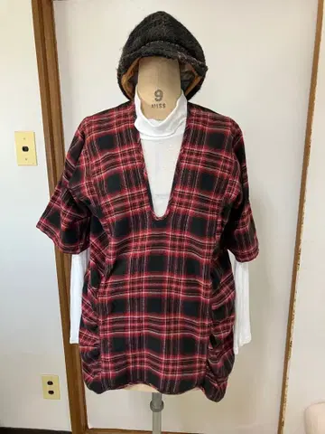 주카의 빨간색과 검은색 체크 무늬 V넥 튜닉 반팔