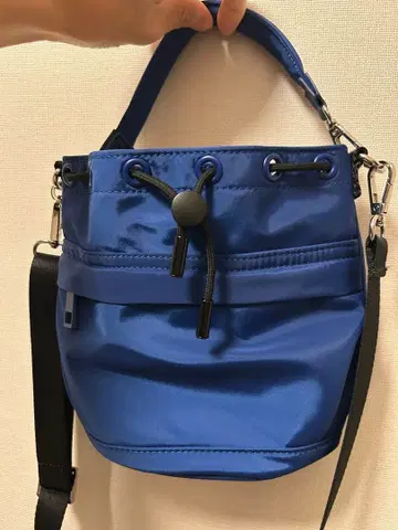 유나이티드 애로우즈 발수 버킷형 숄더백 블루