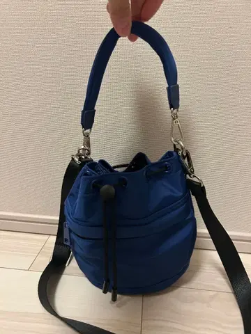 유나이티드 애로우즈 발수 버킷형 숄더백 블루