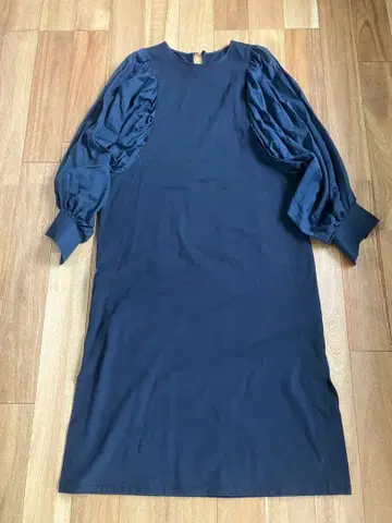 다크 네이비 긴팔 무릎 기장 원피스