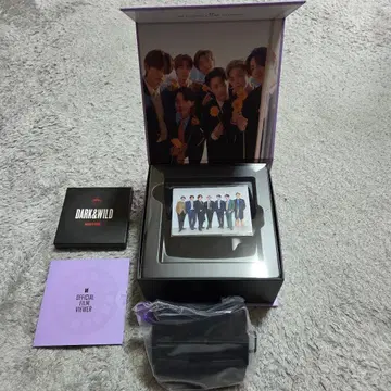 BTS 공식 뷰어 DARK&WILD 포토 카드 포함