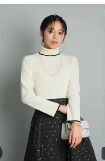 저스길리티 화이트 터틀넥 긴팔 니트