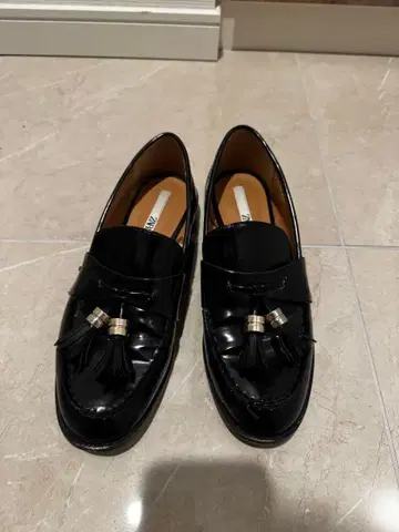 ZARA 태슬 장식 로퍼 블랙