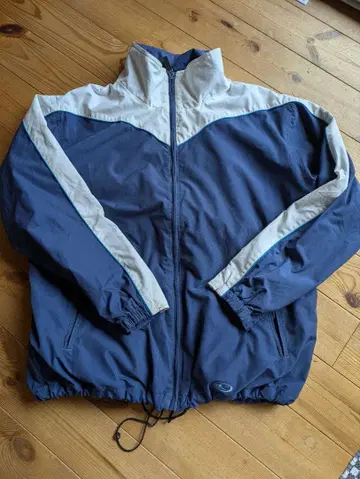 네이비와 화이트 나일론 자켓