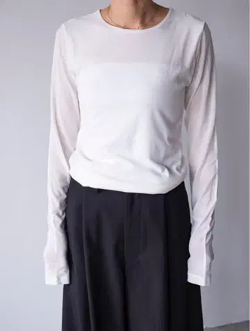 vonique/ 루즈 쉬어 롱 슬리브 티 화이트