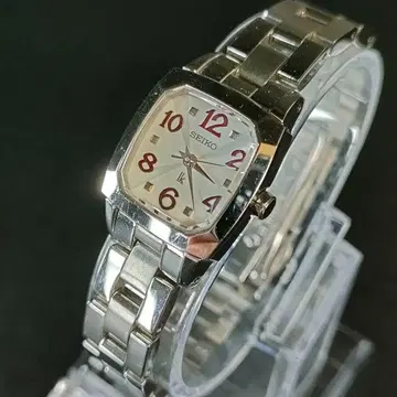 컨디션 최상 SEIKO 세이코 루키아 1F21 스퀘어 실버 솔라 시계