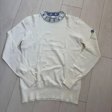 데상트의 얇은 소재 스웨터