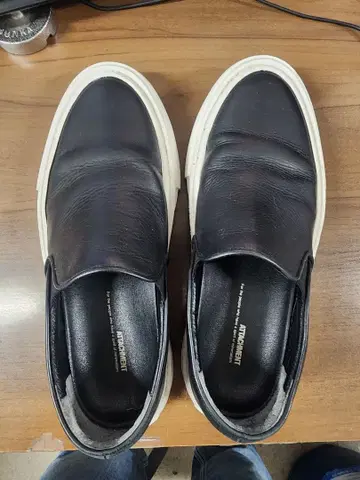 ATTACHMENT 가죽 슬립온