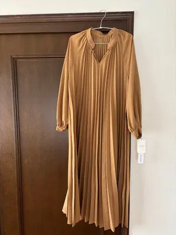 플리츠 디자인 미디 기장 원피스 베이지