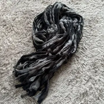 그레이 계열 프린지 달린 스톨