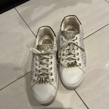 MICHAEL KORS MK 로고 화이트 스니커즈