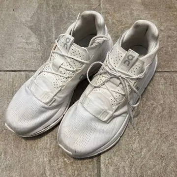 On Cloudstratus 화이트 스니커즈