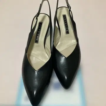 YOSHITO 블랙 가죽 슬링백 펌프스